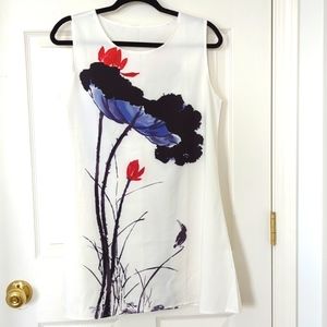 Sleeveless tunic style with beautiful flower detail.